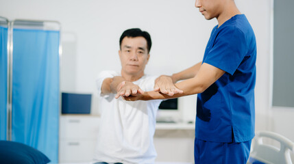 Obraz premium Doctor consulting with patient Back problems Physical therapy concept.