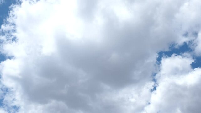 タイムラプスで撮影した青空と雲の動きの風景