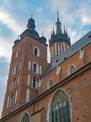Außenansicht der beiden Türme der Marienkirche in Krakau, Polen