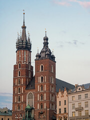 Außenansicht der beiden Türme der historischen Backsteinkirche St. Marien in Krakau, Polen