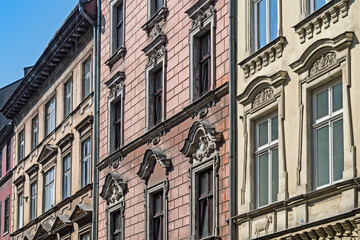 Nahaufnahme der Fassaden historischer Gebäude in der Altstadt von Krakau, Polen