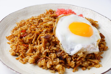 目玉焼きとそば飯