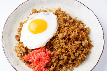 目玉焼きとそば飯