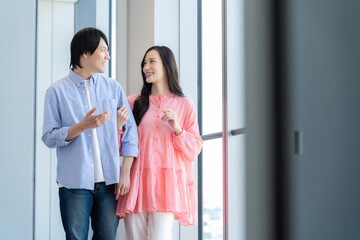 デートをする若いカップル　撮影協力：学校法人電波学園　東京電子専門学校