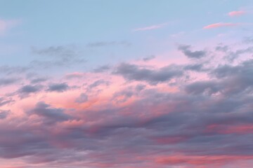 Obraz premium A serene sky with pink and blue clouds at sunset, creating a peaceful and calming atmosphere.