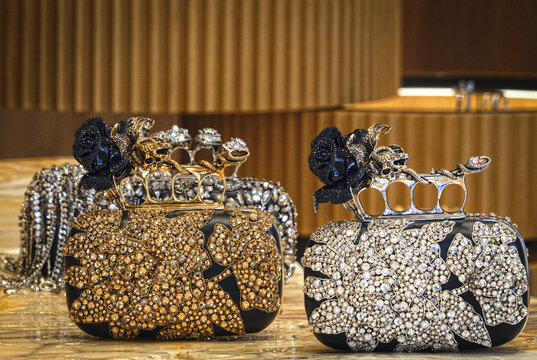 Cluth bag Rose and snake knuckle di Alexander McQueen in silver and golden.Milan - Italy,25 April 2025
