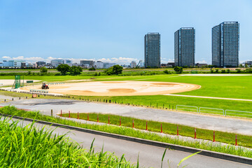 夏の多摩川緑地の風景【東京都・大田区－神奈川県・川崎市】