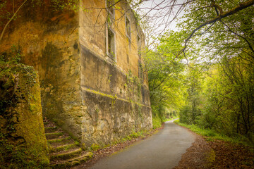 Antiguo edificio en la ruta senderista a la Fervenza do Belelle  en los bosques de A Coruña (Galicia)