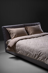 Obraz premium Neutral toned bed in minimalistic design featuring clean lines and cozy aesthetic in a contemporary setting.