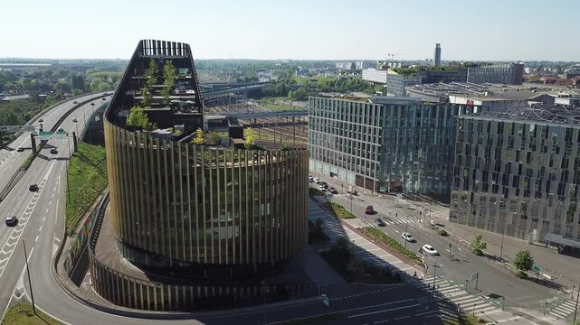 La capitale des Flandres Lille , ici le quartier des affaires Euralille.