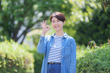 OKする笑顔の女性