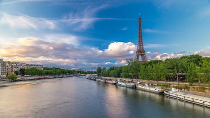 Fototapeta premium Eiffel Tower with boats at the evening timelapse hyperlapse Paris, France