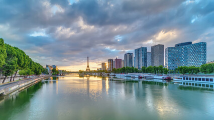 Fototapeta premium Eiffel Tower sunrise timelapse with boats on Seine river and in Paris, France.