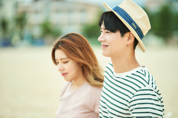 Obraz premium Young Man and Woman Walking Together on Beach, Summer Vacation