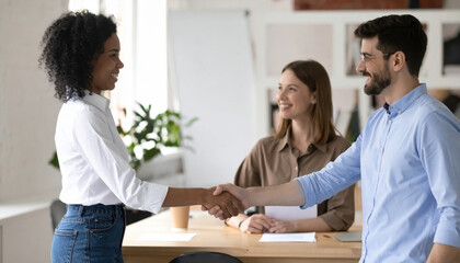 Obraz premium Professional Handshake in Modern Office Setting with Colleagues