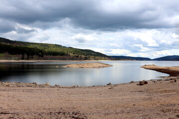 Der Schluchsee unter Wolken bei Niedrigwasser