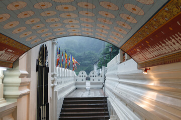 Obraz premium Rich decorated interior of the Temple of the sacred tooth relic (Sri Dalada Maligawa), Kandy, Central Sri Lanka, Asia