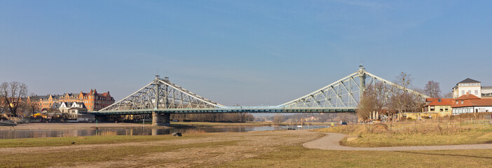 Alte Brücke über die Elbe in Dresden Loschwitz