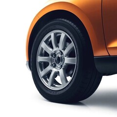 Obraz premium Sleek Silver Alloy Wheel: A Modern Automotive Design