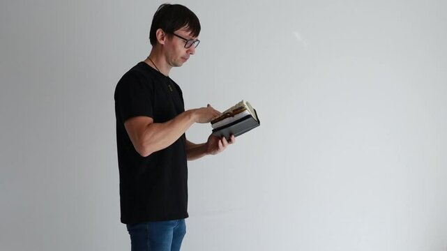 homem segurando livro biblia 