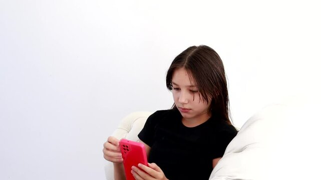 garota adolescente tirando selfie com celular 