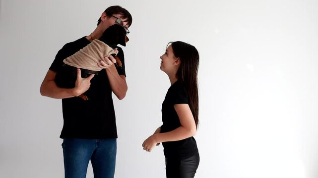 pai e filha juntos com cachorro duchshund fofo 