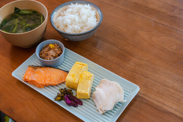 鮭と卵焼きの和朝食バランス定食