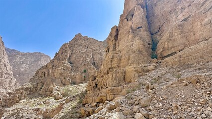 Fototapeta premium Massive golden hill composed of fractured sediment blocks forms step-like shapes, ancient wind-sculpted textures offer immersive destination for eco-travelers, geologists, and desert explorers.