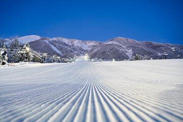 夜明け前の圧雪された綺麗なスキー場　　　【白馬】