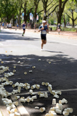 trinkbecher am rand der marathon strecke