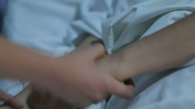 The patient wants to remove the catheter, but the nurse does not allow
Picc (Peripherally Inserted Central Catheter) in the arm of a woman. Picc can be used for long-term chemotherapy,