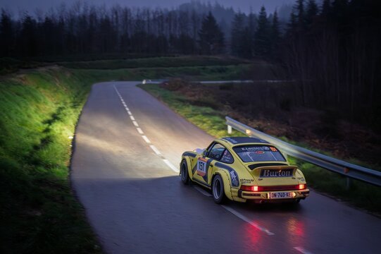Porsche 911 SC 3.0 in Rally KH7 Costa Brava 2025: Julien & Morel Conquer Rainy Night Challenge