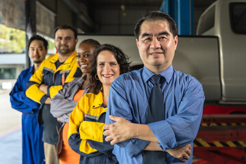 Photo group diversity men and female auto mechanic and staff standing together in auto repair shop