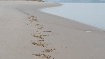 Fußspuren am Sandstrand