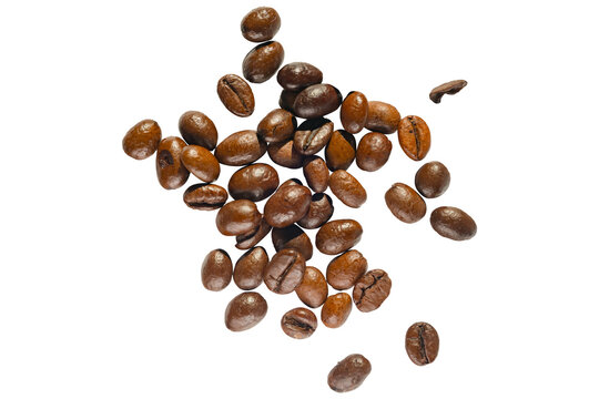 Kaffeebohnen auf einem Haufen freigestellt 