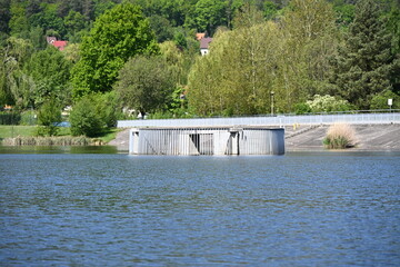 zalew pełen wody infrastruktura 