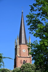 wieża kościoła kryta miedzią niebieskie niebo © Miroslaw