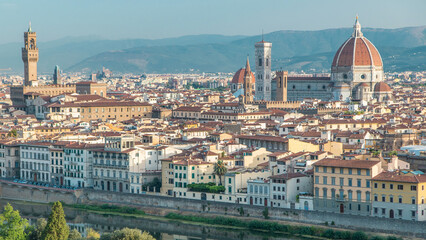 Obraz premium Palazzo Vecchio timelapse on piazza della Signora and Basilica di Santa Maria del Fiore in the morning as seen from Piazzale Michelangelo. Florence, Italy.