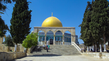 Obraz premium Dome of the Rock timelapse hyperlapse, a Muslim holy site atop the Temple Mount in Jerusalem, Israel.