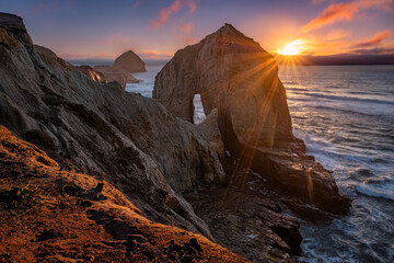 Obraz premium sunset and rocks at the beach 