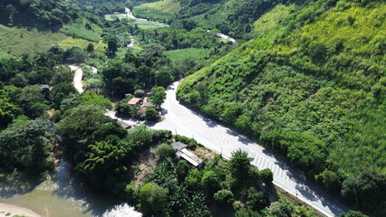 Uma estrada ao lado do rio Ribeira de Iguape, região do Vale do Ribeira, São Paulo, Brasil, visto...
