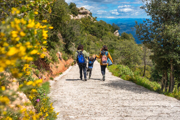 Obraz premium Family hiking in montserrat mountains enjoying scenic view