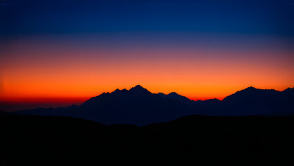 Obraz premium Serene sunset a mountainous horizon