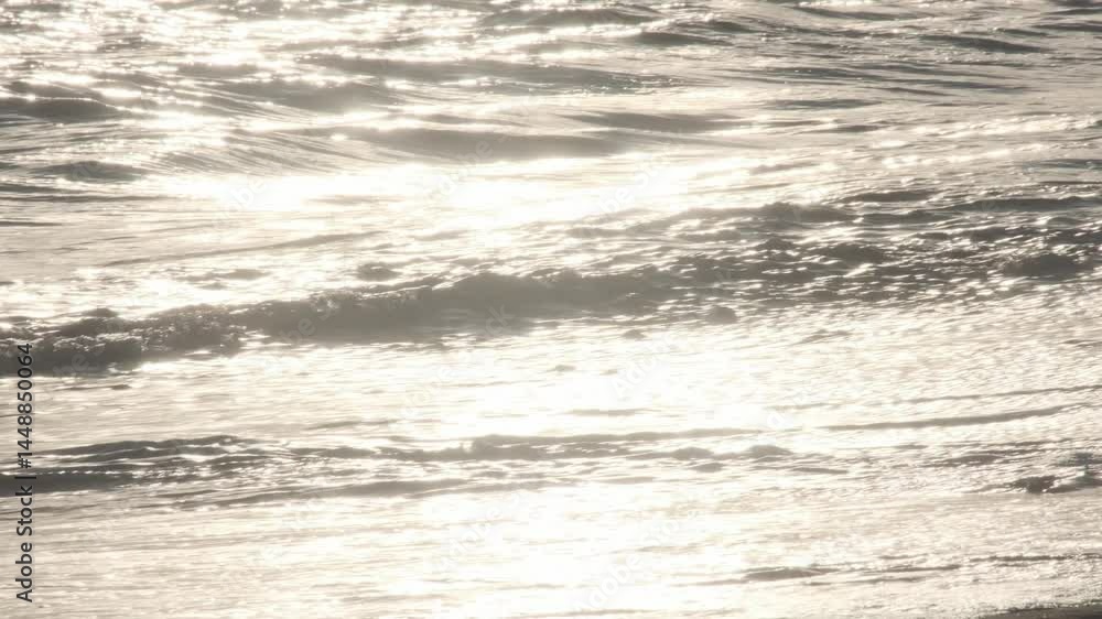 Aufkleber sunlight glistening across gentle waves, creating mesmerizing reflections while softly crashing onto