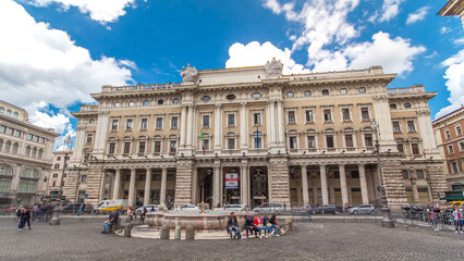 Obraz premium Tourists in Piazza Colonna timelapse hyperlapse near Galleria Alberto Sordi in Rome
