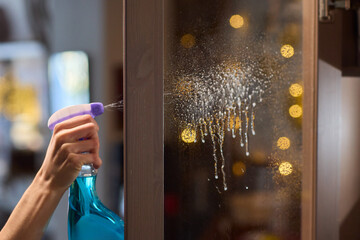 Cleaning a glass surface effectively with a spray bottle to achieve a clear, shiny finish