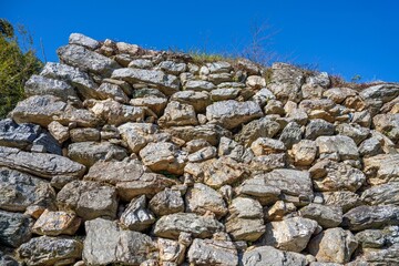 青空バックに見る古い時代の野面積みの城の石垣の情景
