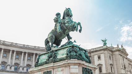 Obraz premium Equestrian statue of Prince Eugene of Savoy timelapse hyperlapse in front of Hofburg palace, Heldenplatz, Vienna, Austria.