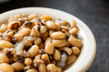 Close-up image of cooked black eyed peas in bowl.