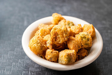 Close-up of fresh fried okra in bowl
